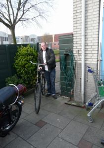 Ruud (sein Neffe) kommt mit dem Fahrrad