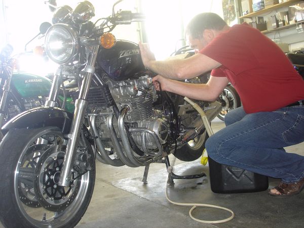 Peter beim Lösen des Benzinschlauchs...